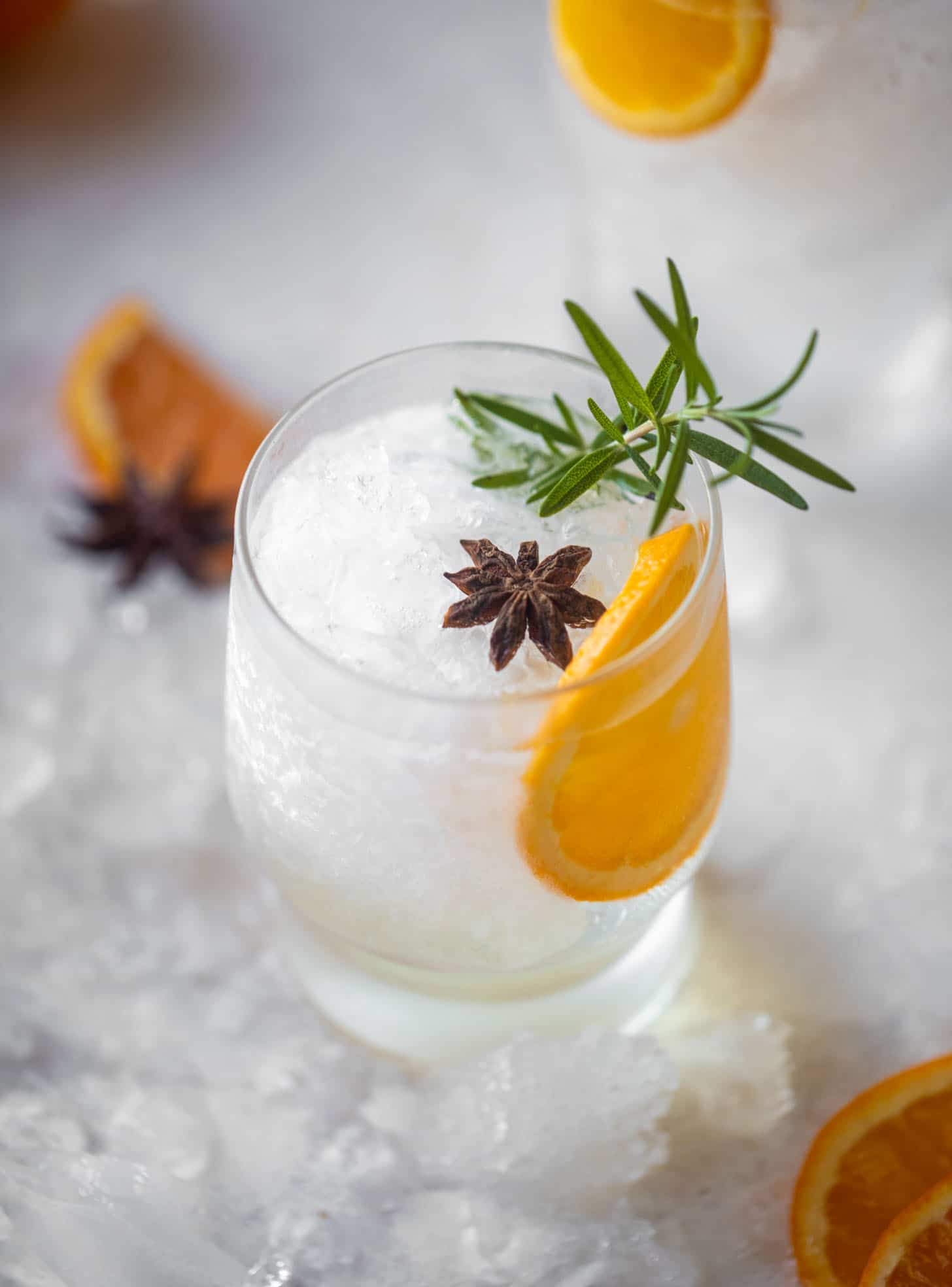 https://www.howsweeteats.com/wp-content/uploads/2021/10/spiced-orange-gin-and-tonic-18.jpg