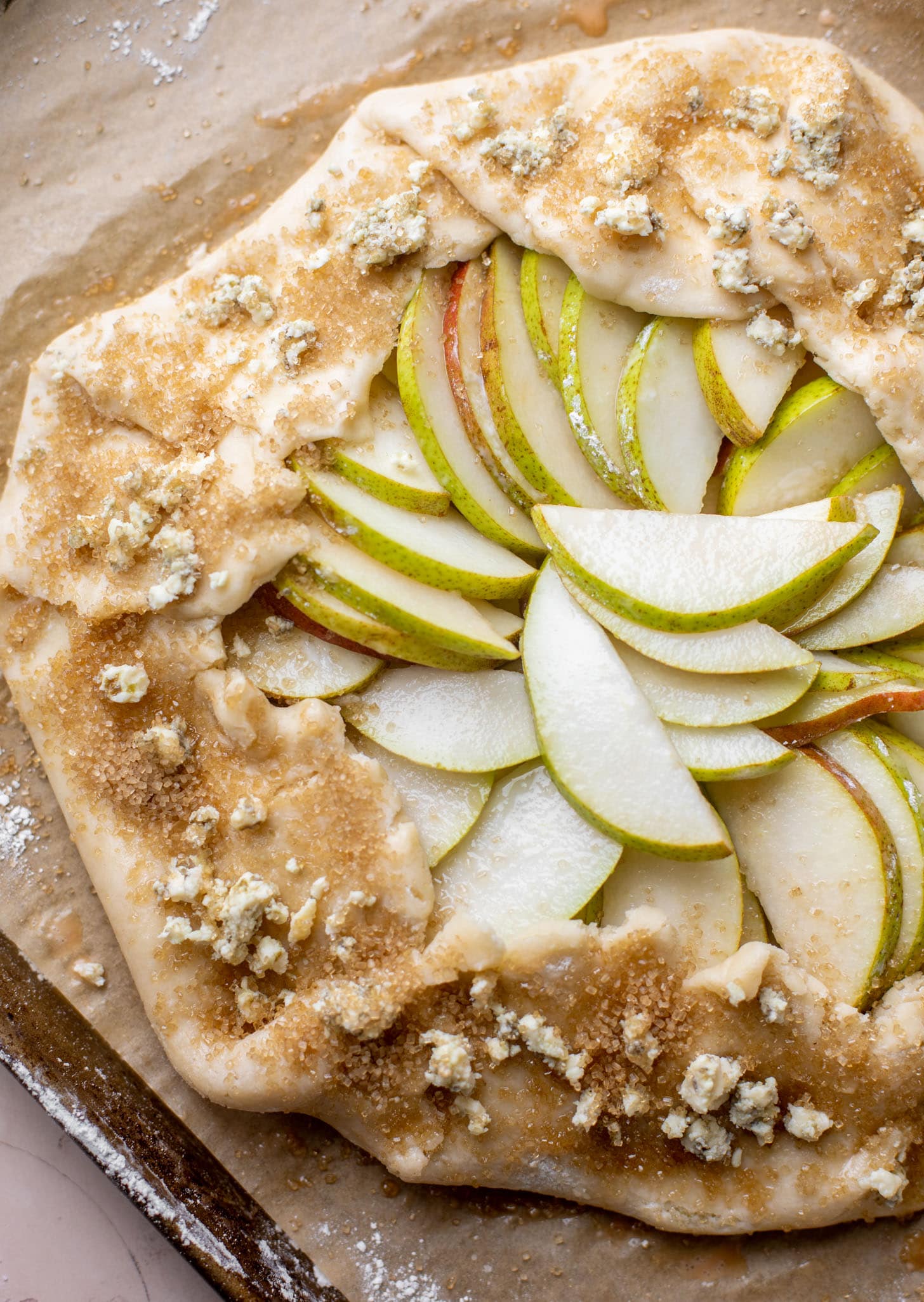 pears in pie crust with blue cheese
