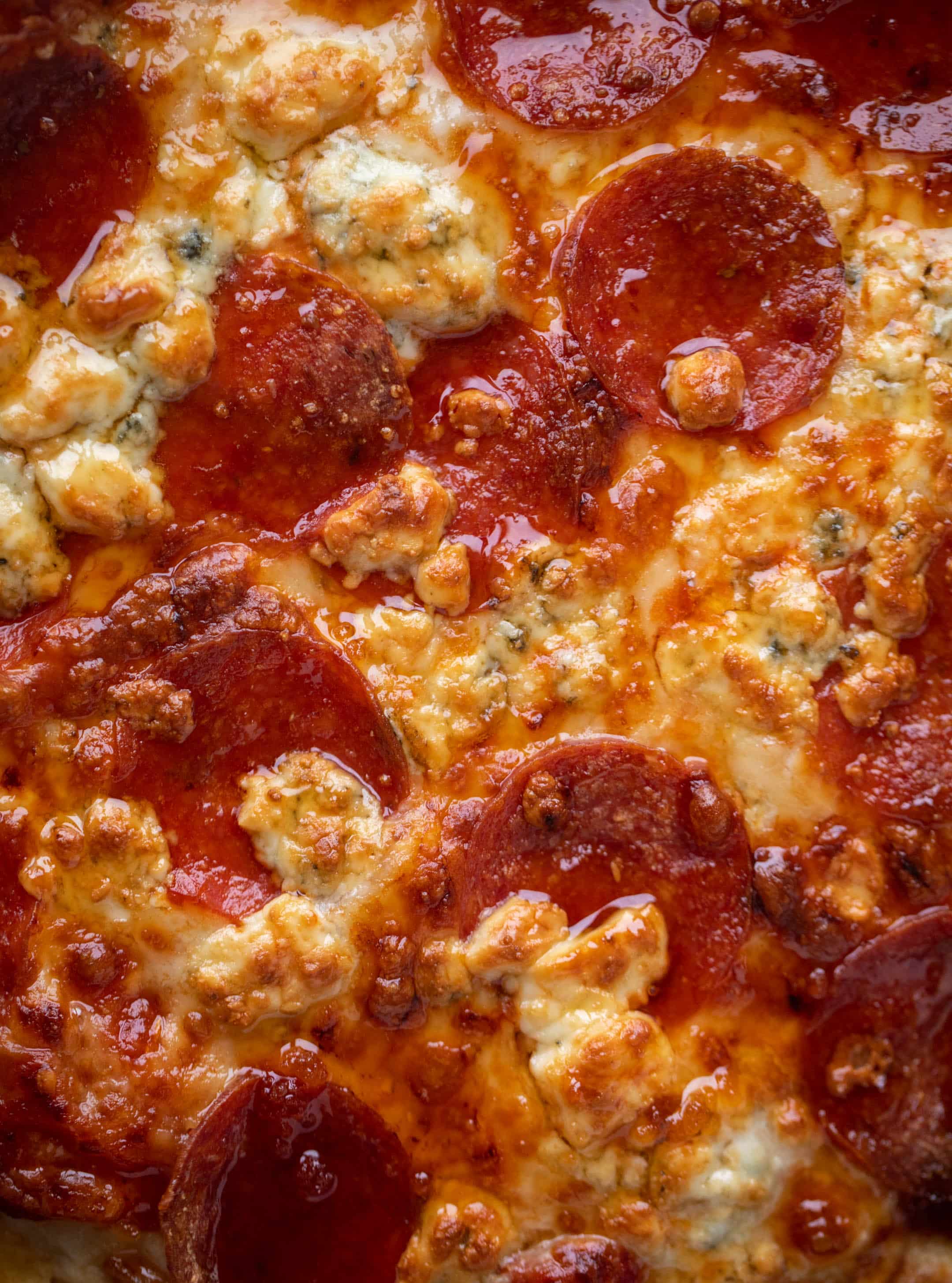 skillet pepperoni pizza up close
