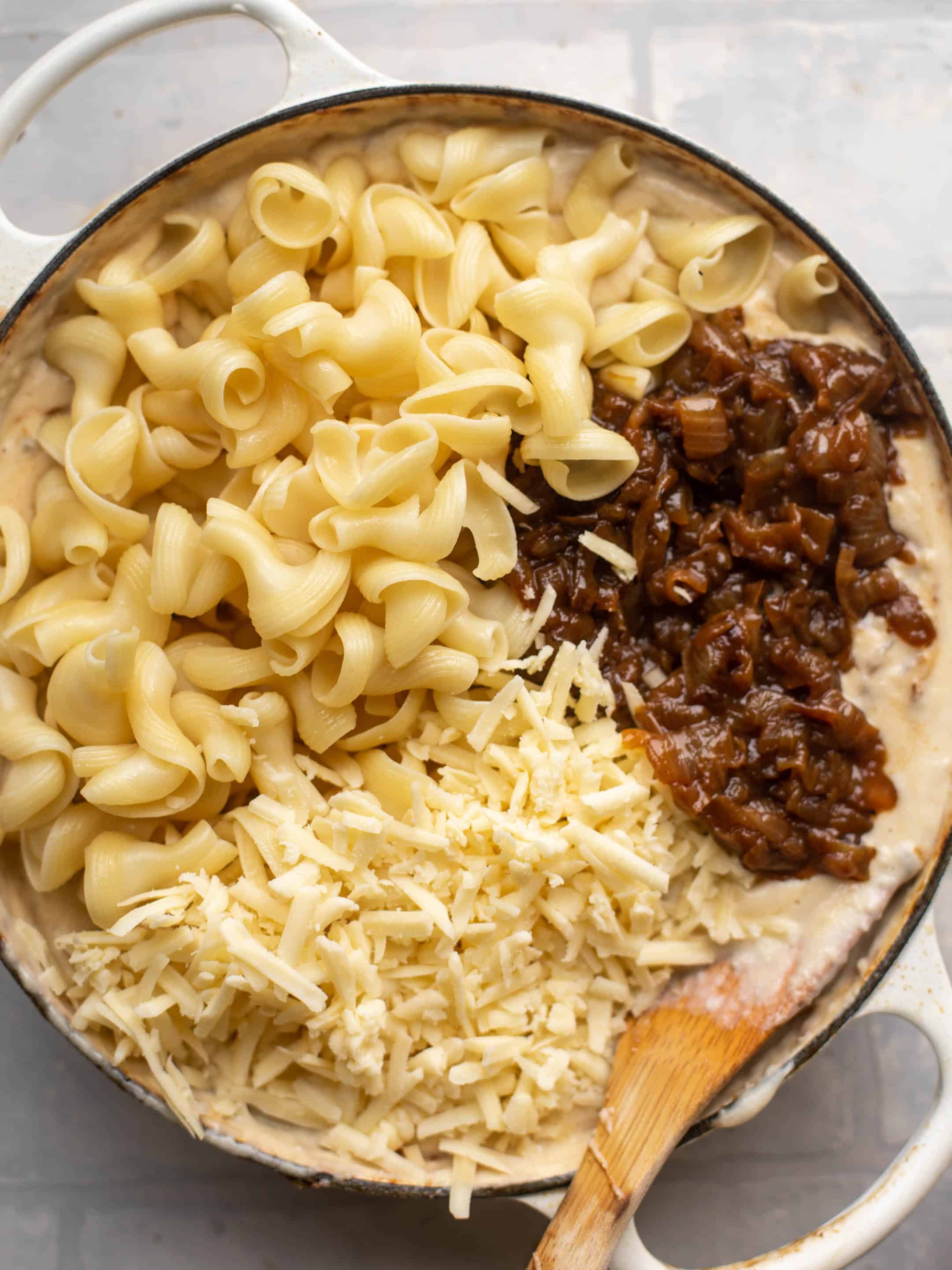 Macaroni au fromage et à l'oignon français