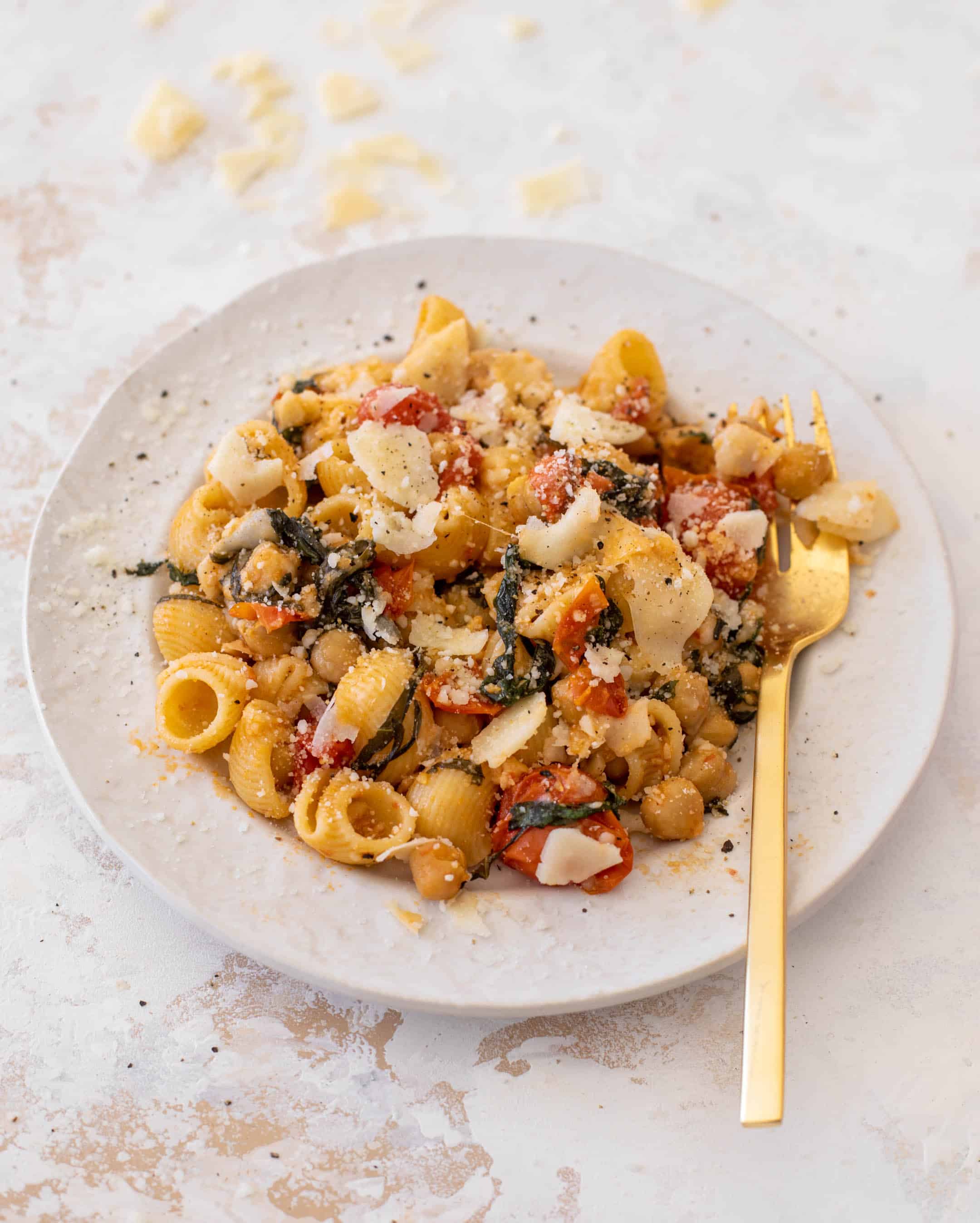burst tomato pasta with chickpeas and spinach