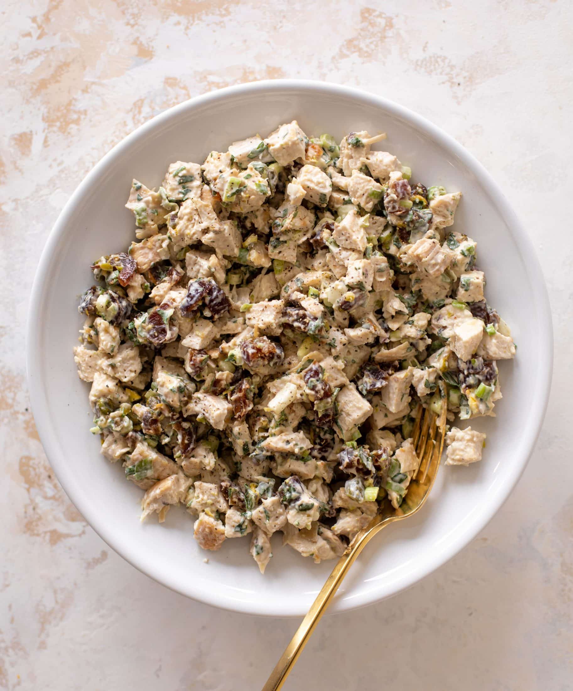 Salade de poulet aux dattes et pistaches