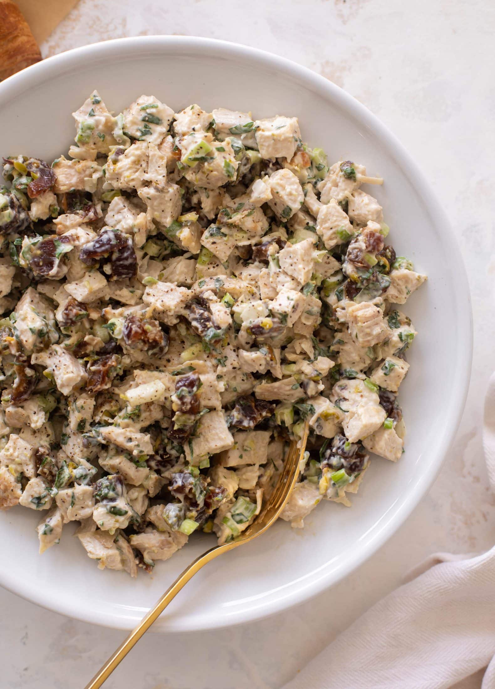 Salade de poulet aux dattes et pistaches